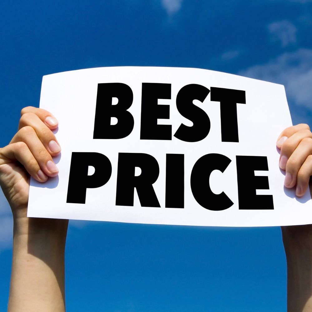 A golfer comparing prices of different golf clubs